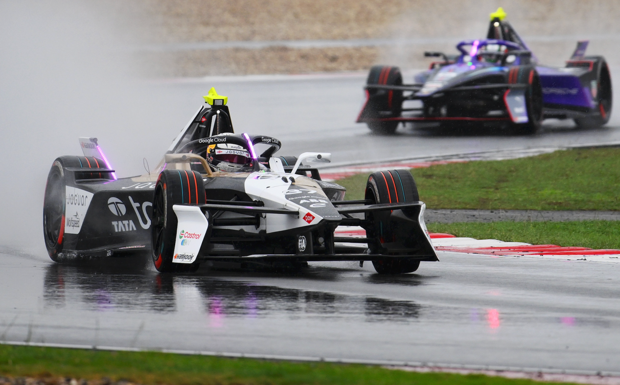 从赛道到市场，捷豹路虎亮出“本土化2.0”样本