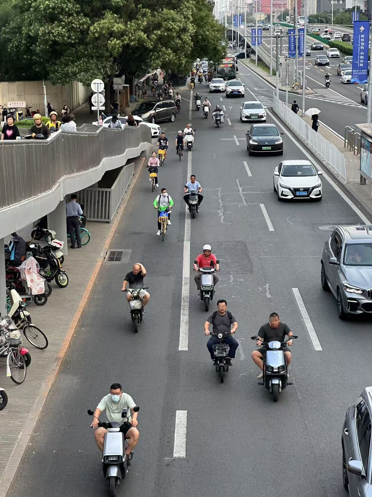7月14日18點30分,東三環中路輔路南向北方向,不少電動單車騎行者未佩戴頭盔。新京報記者 王貴彬 攝