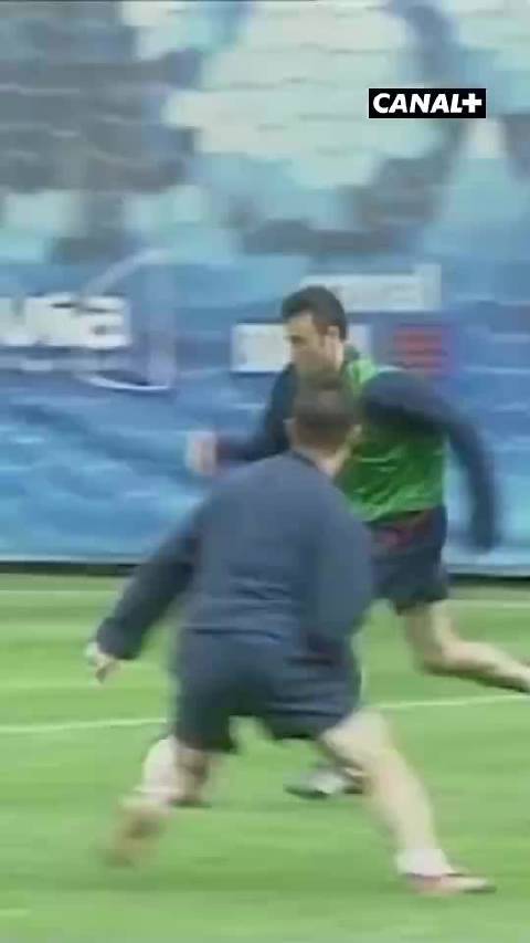 脾气也很爆，当年恩里克训练场对奥维马斯动手，后被哈维隔开