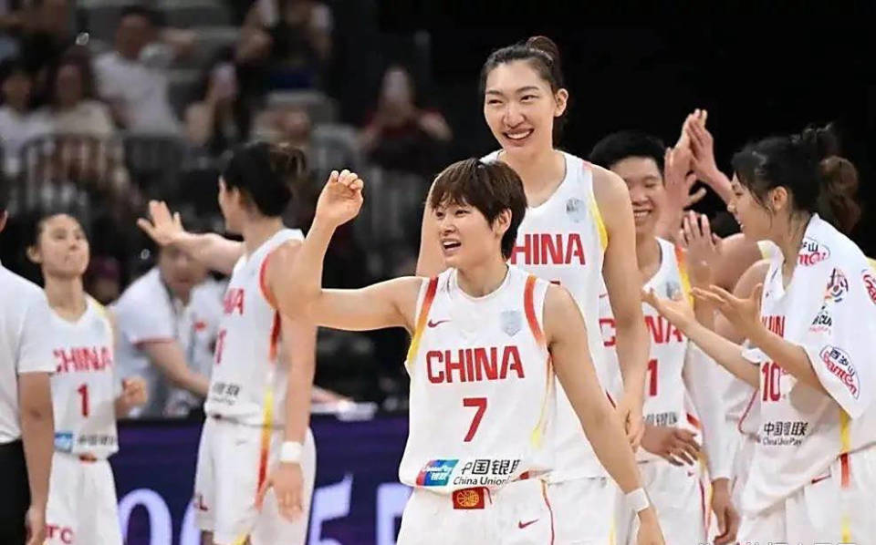 宫鲁鸣战术多，霸气喊话日本女篮，郑薇点出不足，张子宇遇同情哨