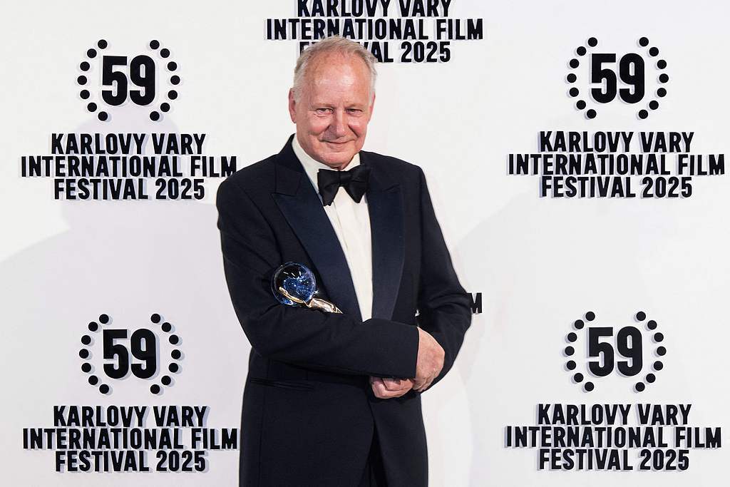 斯特兰·斯卡斯加德在卡罗维发利电影节上领取了特别贡献水晶球奖。