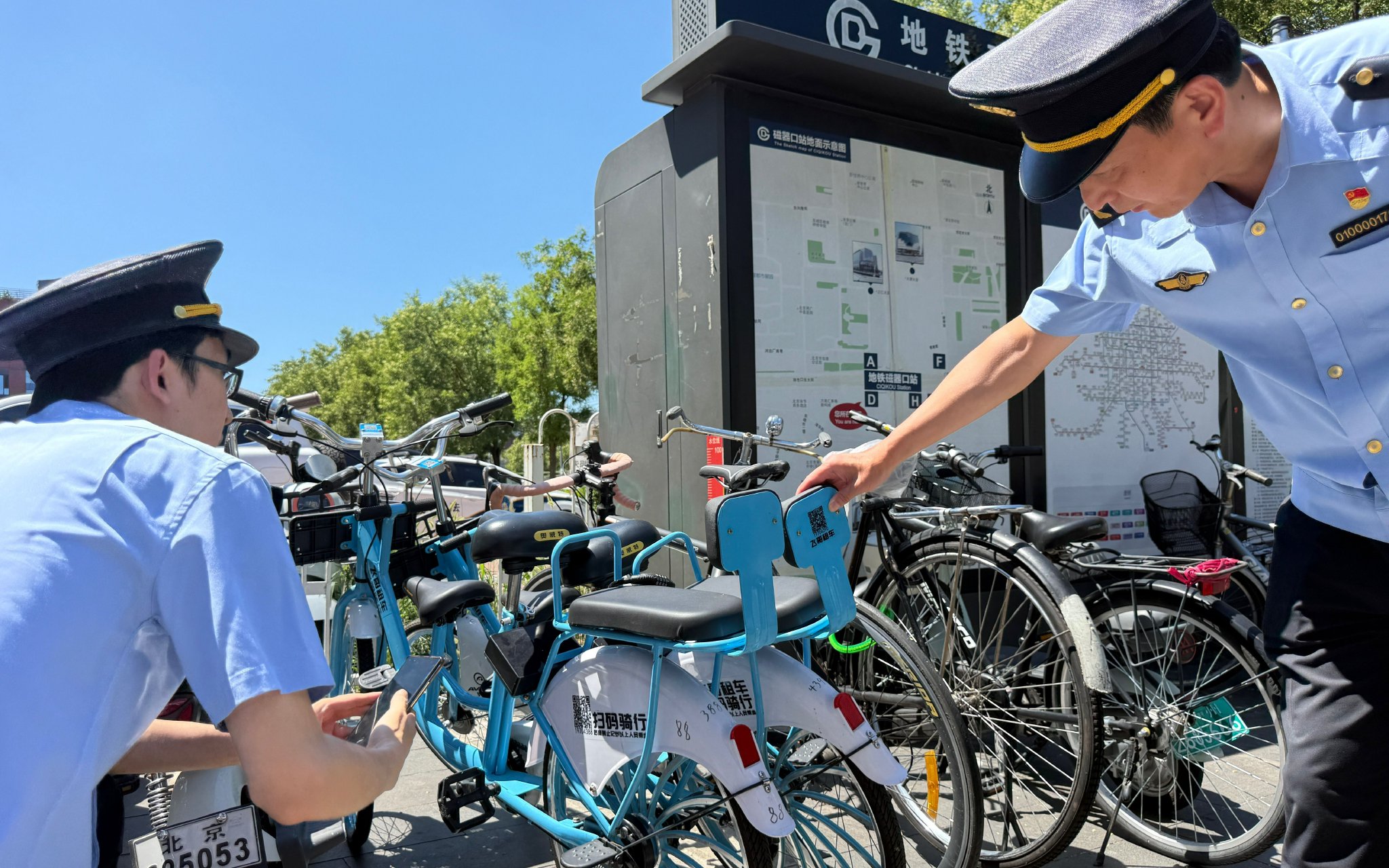 北京交通執法總隊通過影片巡檢發現,磁器口地鐵站D口外有兩輛違規投放的「親子單車」。新京報記者 王貴彬 攝