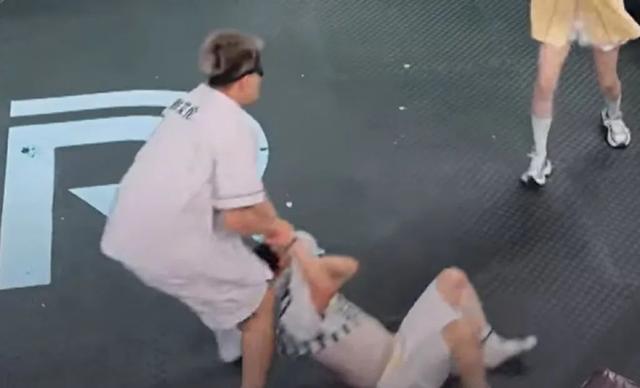 《奔跑吧》导演姚译添清空微博，改昵称为“等待注销中”，此前周深在节目中遭拖拽疑受伤