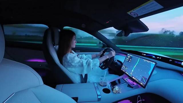 小米汽车实测时速135公里咖啡纹丝不动
