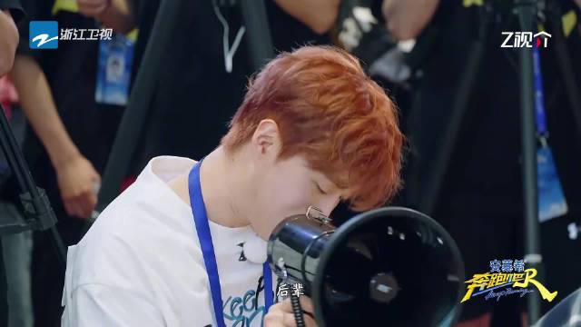 范丞丞喊姚译添小姚，奔跑吧开场互动引关注