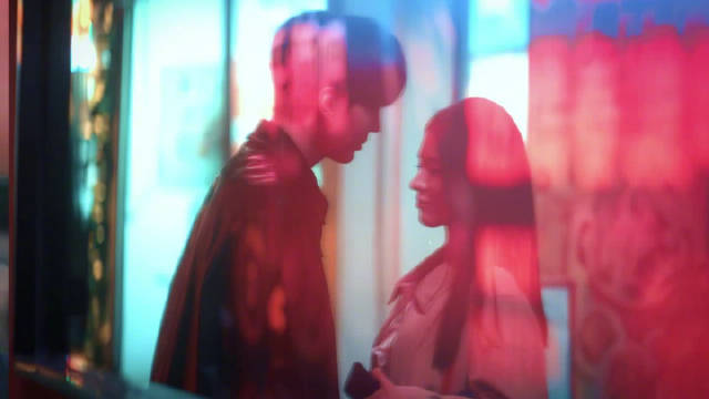 “接受姐弟恋吗”靳枝玉叶@张予曦 @Biiiii毕雯珺 每个眼神和动作都暧昧满分