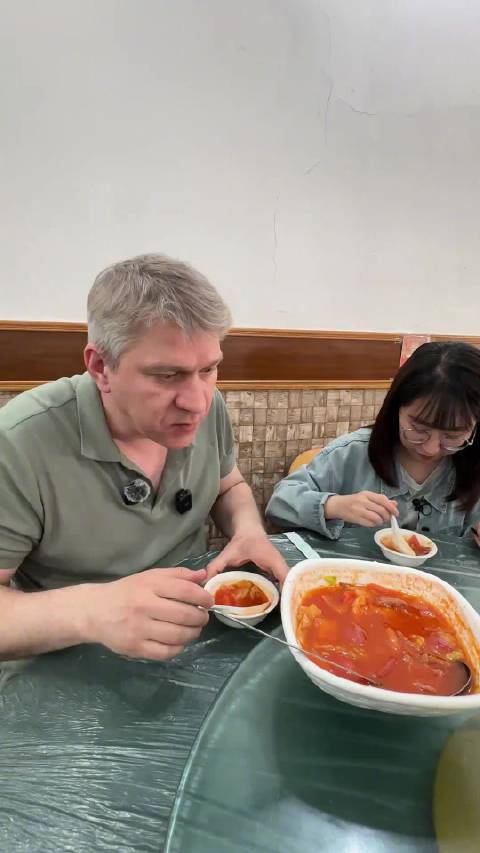 俄罗斯导游尝上海罗宋汤直言不好吃，称适合本地口味最重要