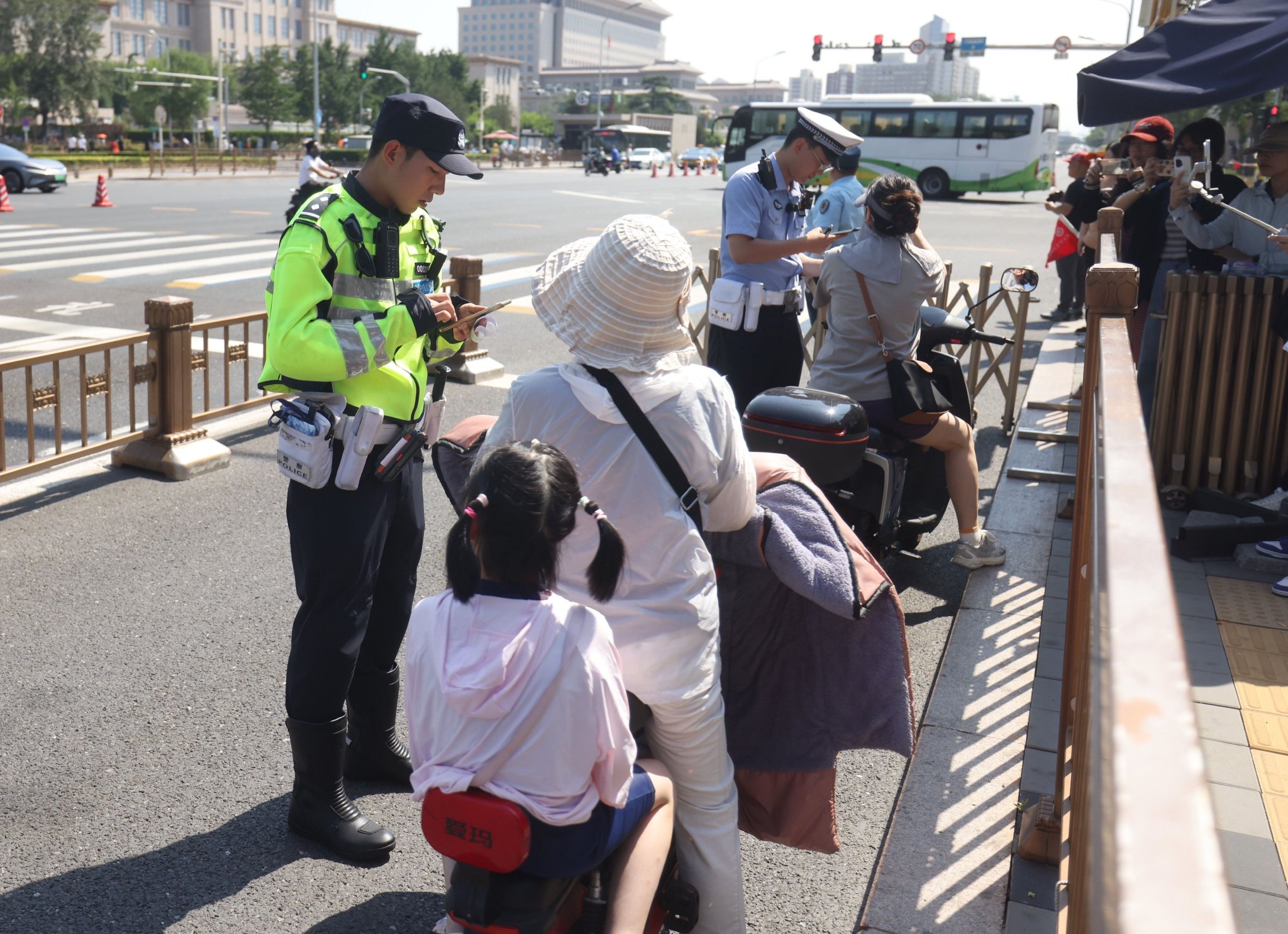 7月18日上午,多名違規騎上複興路電動單車禁行路段的市民被民警予以警告處罰。新京報記者 王貴彬 攝