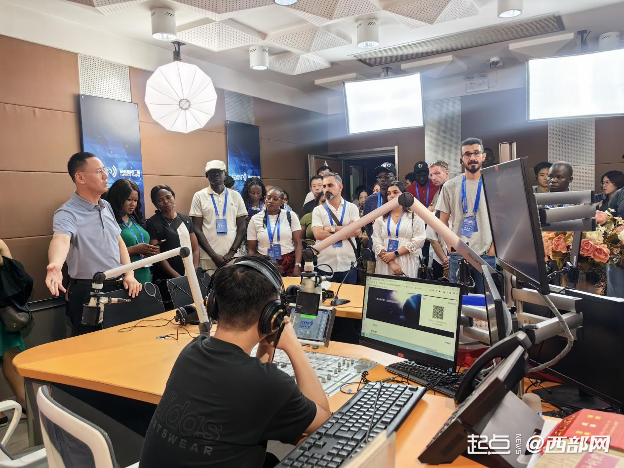采访团成员沿着集团媒体融合发展的脉络,依次参观了多个核心区域。