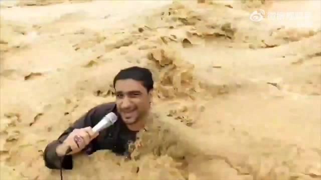 记者直播洪灾只露头和话筒