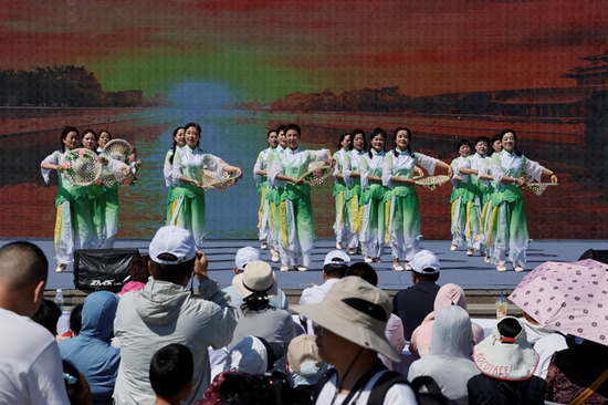 十二师一〇四团职工文艺汇演暨第三届大话西游万亩桃园采摘季启幕