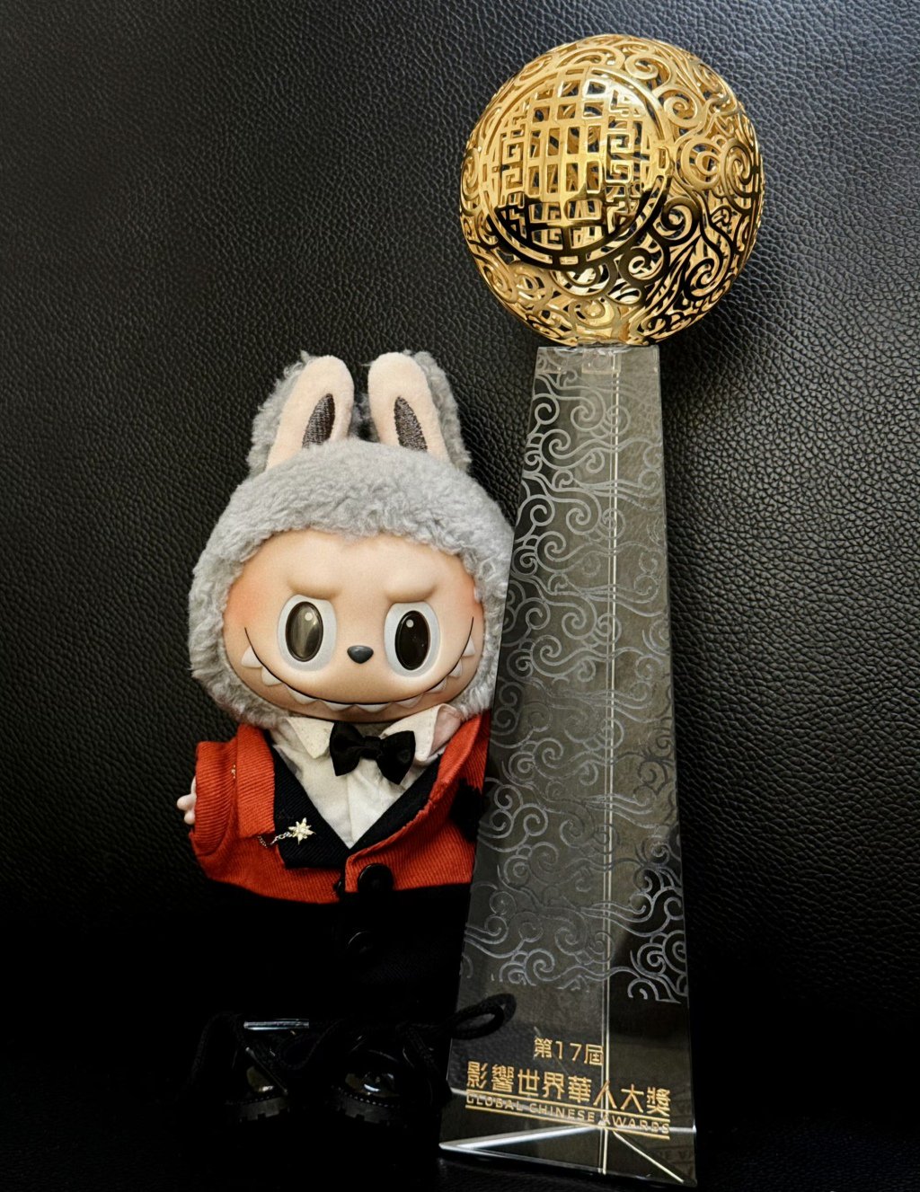 当晚活动结束后，费翔在个人社交平台晒出奖杯和玩偶    图片取自费翔新浪微博页面