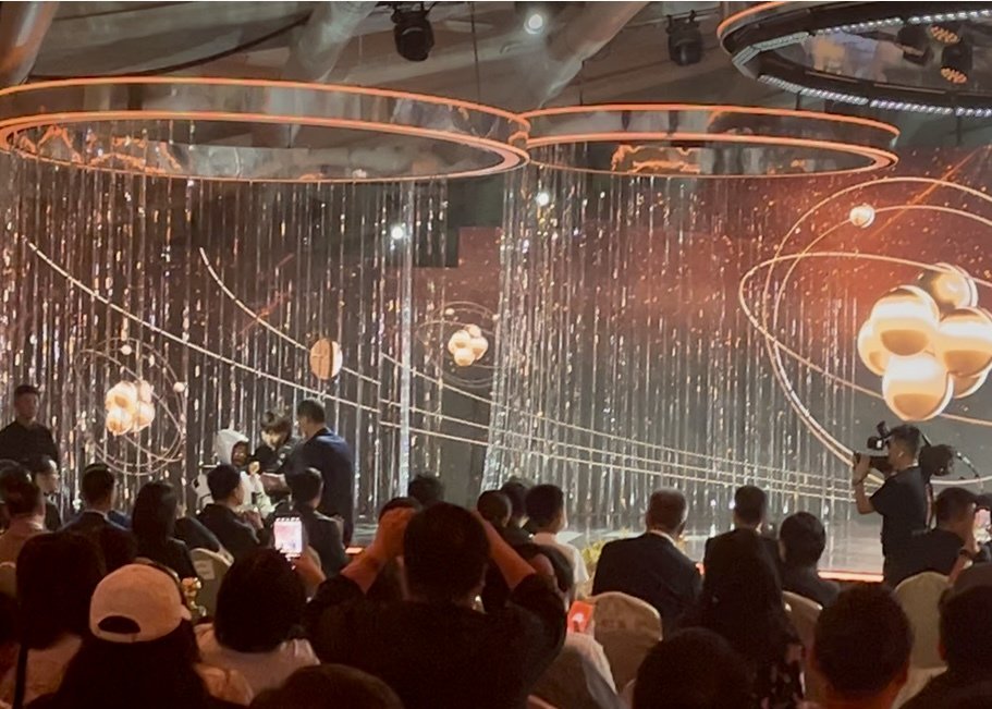 机器人“小星max”送上奖杯  摄影 澎湃新闻记者 王诤