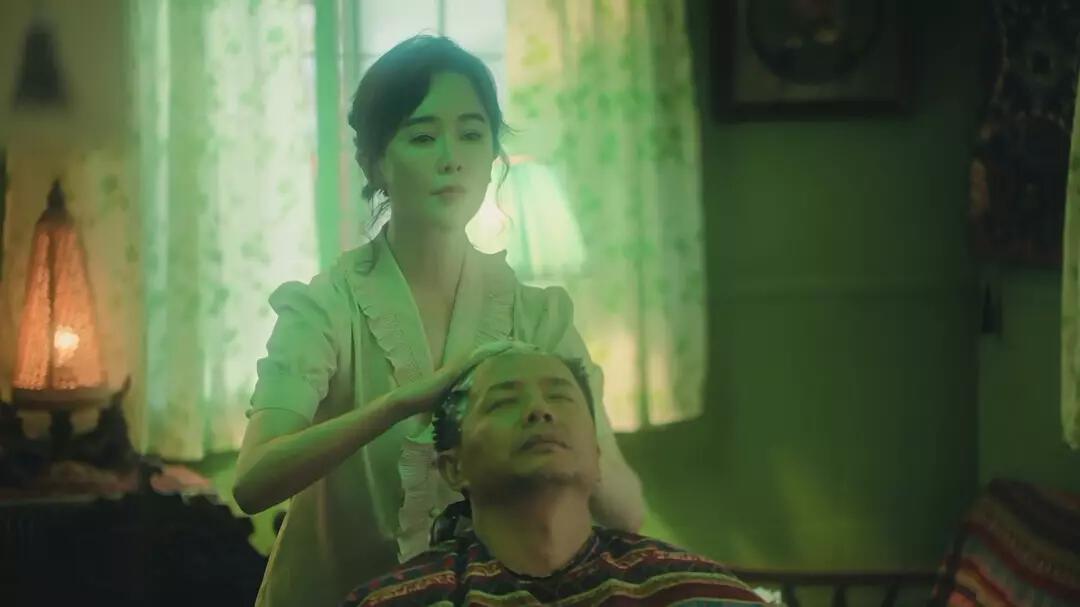 48岁左小青一亮相，弹幕都疯了，《扫毒风暴》里见识岁月不败美人