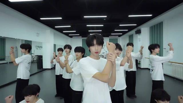 TF四代新歌《心动》练习室版发布，官俊臣等14名成员参与