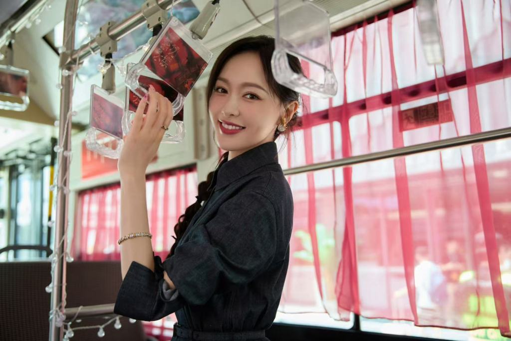 唐嫣登上公交打卡