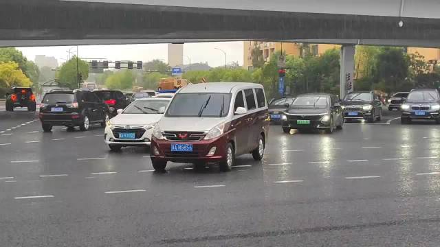 双拼色的五菱宏光，我第一反应是想到了迈巴赫