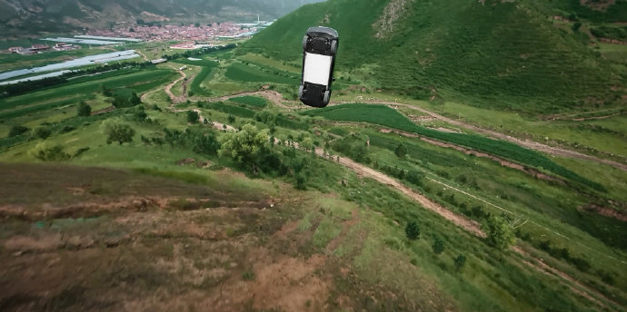 领克Z20以80km/h冲下百米悬崖，7气囊全开车身完好