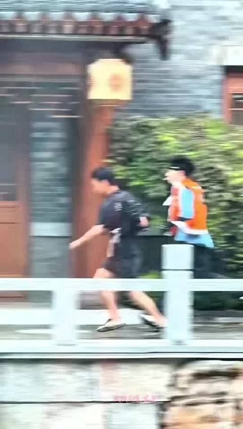 尹浩宇节目中遇黑衣人受惊，见黑衣本能逃跑