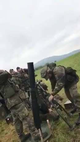 卢旺达国防部长演示迫击炮极近弹原理