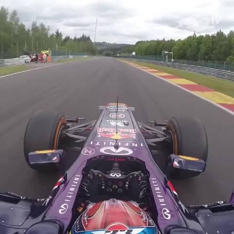 经典老番之红牛F1赛车反方向冲Raidillon-Eau Rouge