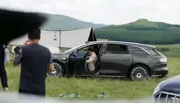 余承东展示享界S9T电动门及外形，瞄准多元化用户群体