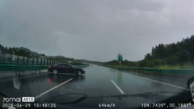 视频车和奥迪车的司机都稳如老狗
