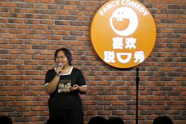 7月12日，西北农林科技大学硕士研究生邵丹彤在西安喜欢脱口秀俱乐部演出。受访者供图