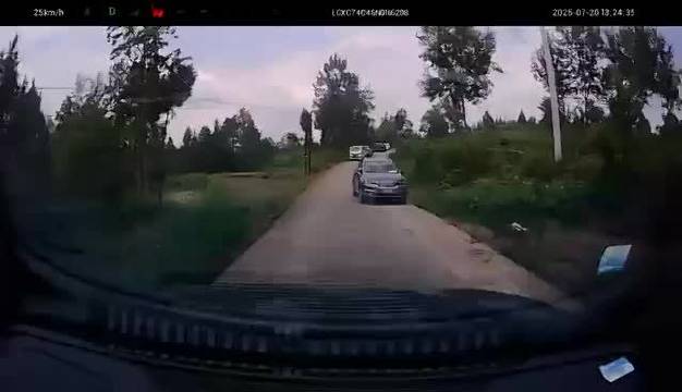 乡下路，窄路转弯必须按喇叭，提醒对方有车来了，视频车还是年轻！