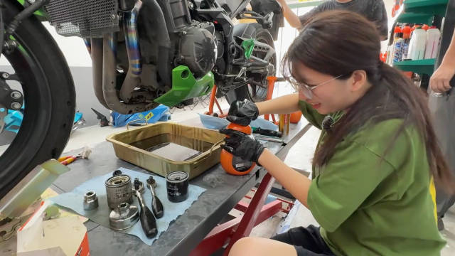 机车圈线下门店之川崎Z900保养