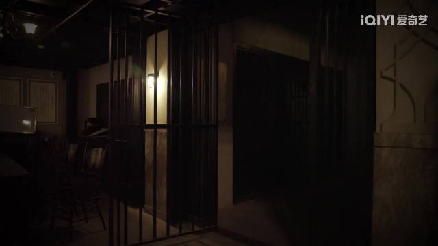 李兰迪《仵夜大真探》劈叉学企鹅引热议