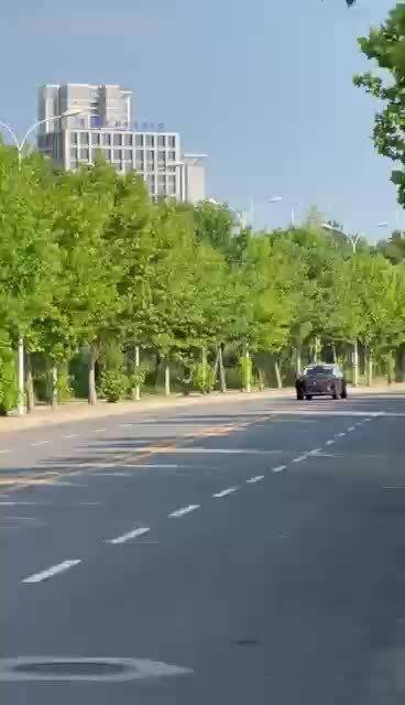岚图全尺寸六座SUV泰山曝光，22寸轮毂造型吸睛