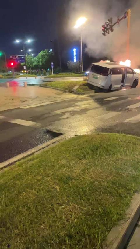 MPV避让电瓶车冲入路边，车门可正常开启