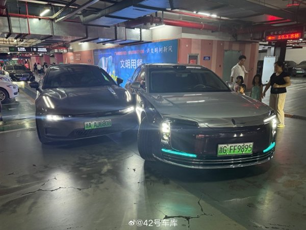 网友爆料尊界S800自动泊车撞了：车主就在旁边看着 承担全责