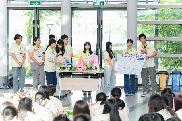 图为同学们分组呈现对“未来城”的创意。(主办方供图)