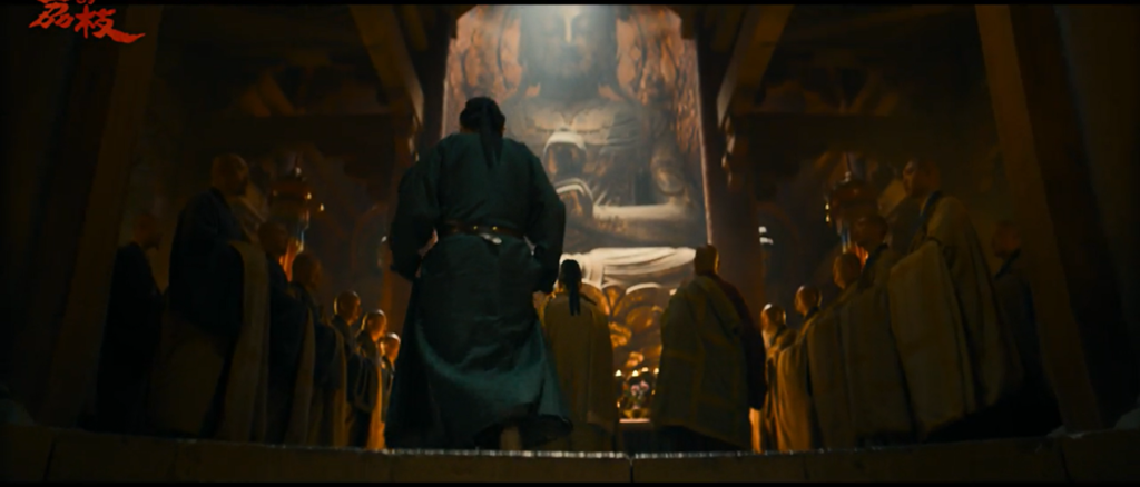 巨型佛像俯瞰芸芸众生