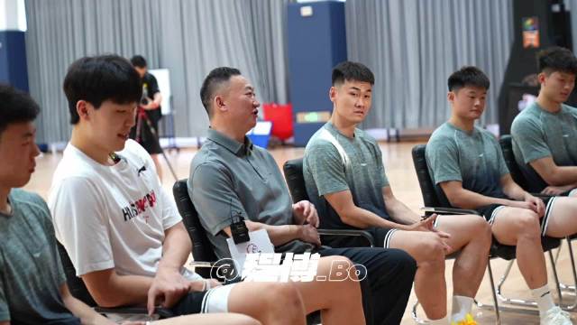 杨瀚森回国首站看望青岛男篮教练队友