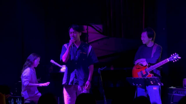 张贝芝关浩德北京合奏新曲《月光光》