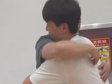 杨瀚森回青岛！与各球员+工作人员握手，拥抱刘维伟，布满记者