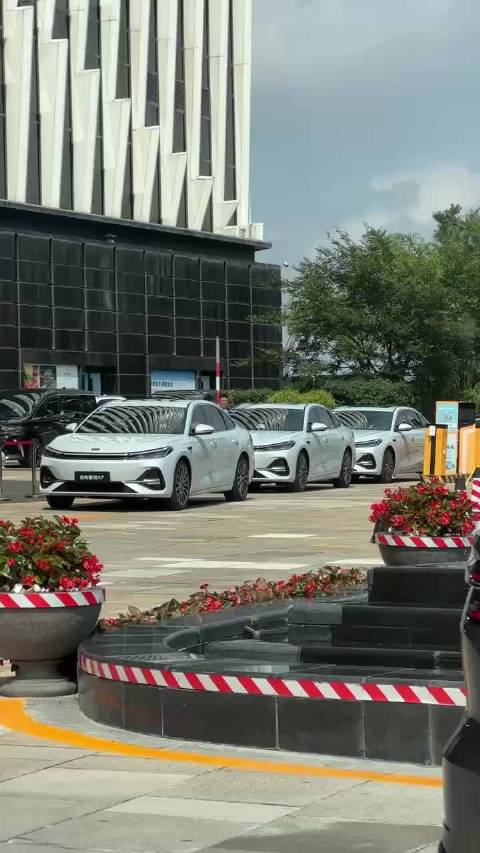 银河A7的轮毂，阳光下跑起来都跟银河一样，闪亮登场，真不是特效