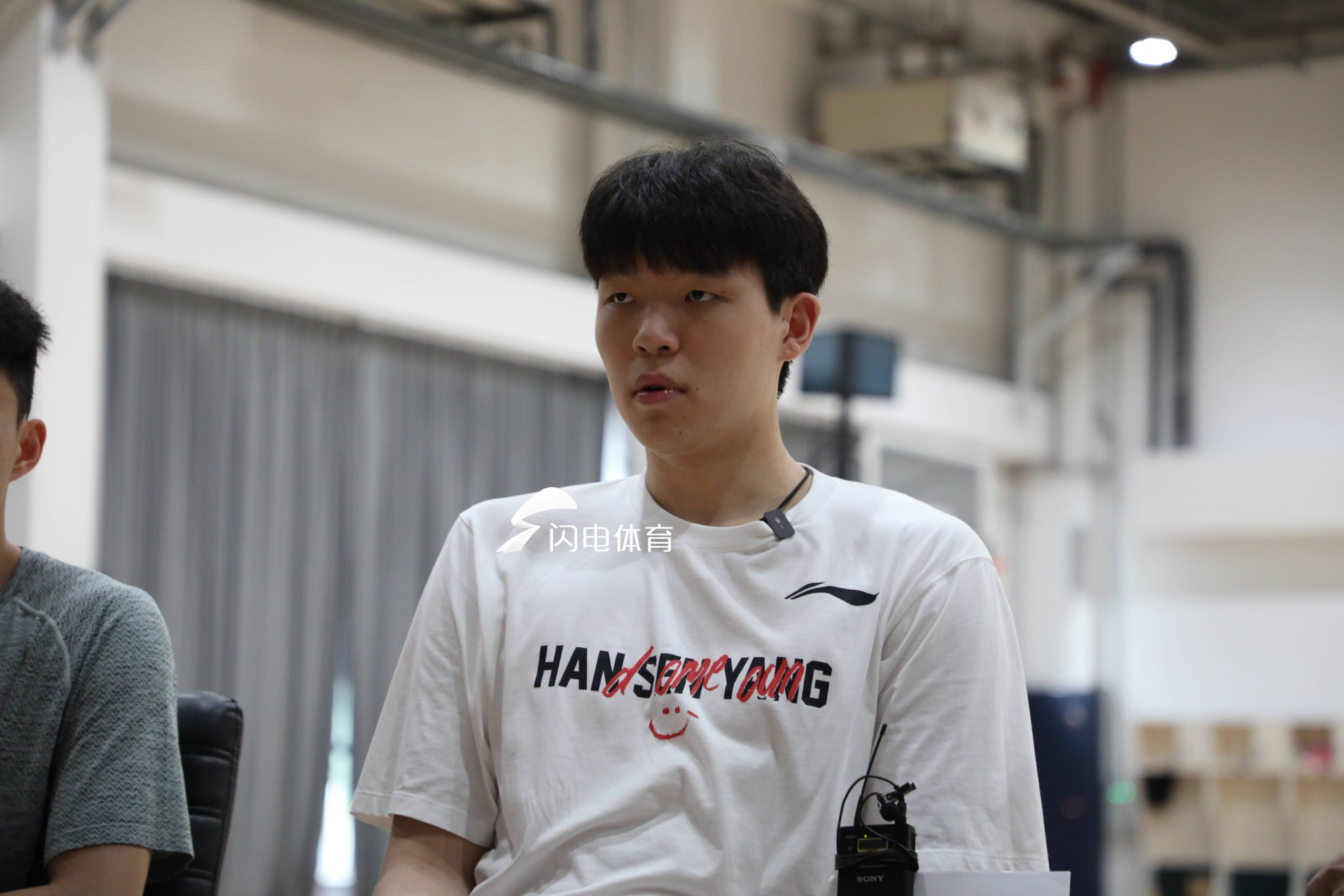 结束后的发布会秒变追星现场 刘维伟在旁边耐心等待