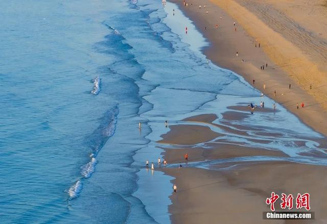 晨曦初露,清水湾的金色海滩与湛蓝的海水相映成趣。图/CNSphoto 刘国兴 摄