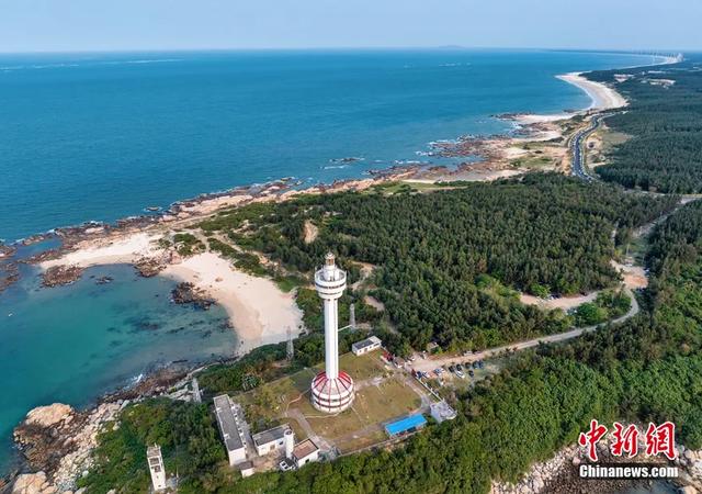 蜿蜒的海南环岛旅游公路文昌段木兰湾段,串联起礁石、沙滩与森林。骆云飞 摄