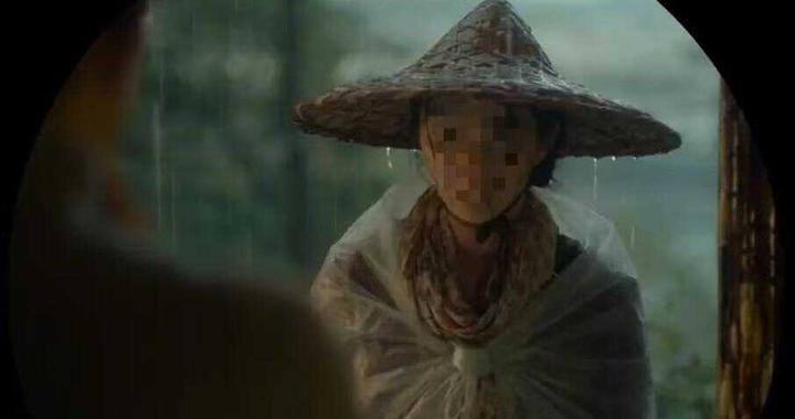 于正爆吴谨言原定为某部大电影女主角，封闭式训练数月后被知名女星介入换角，半年薪资仅5000元