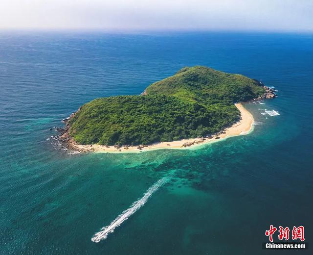 解锁海南小众海岛——万宁加井岛,能见度10米+的果冻海。石梅湾国际游艇会 供图