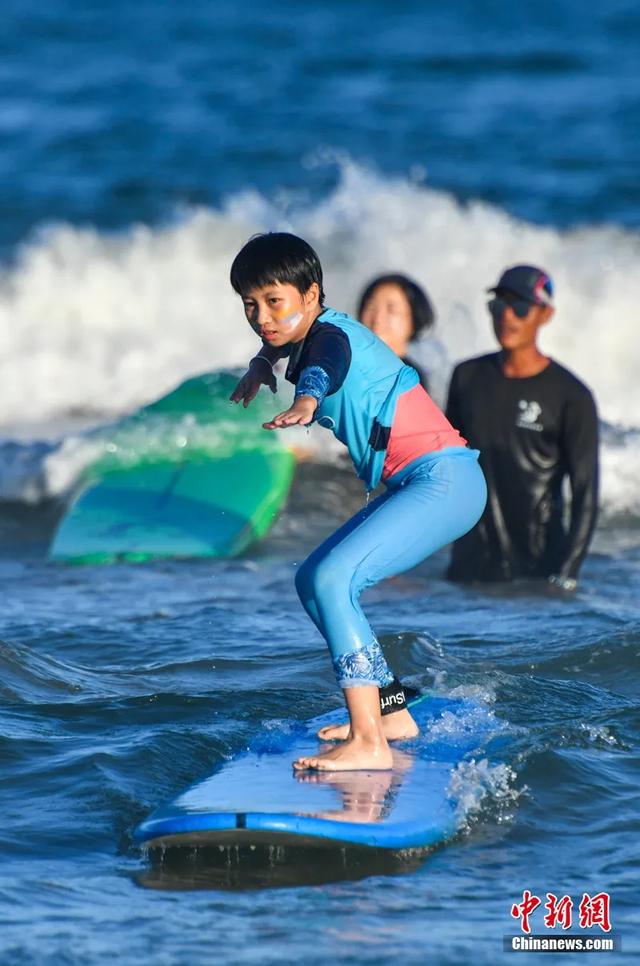 作为国内热门冲浪胜地,日月湾以其适宜的海浪和完善的配套服务,吸引着各地游客前来感受水上运动的乐趣。骆云飞 摄