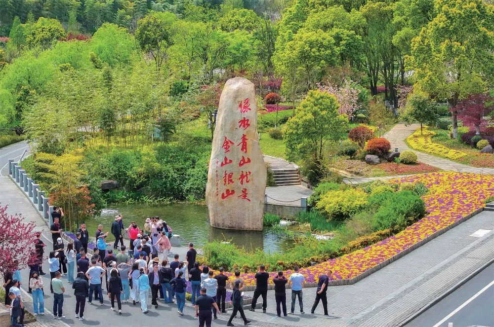 2025年4月7日,浙江湖州安吉县天荒坪镇余村,游客在打卡拍照