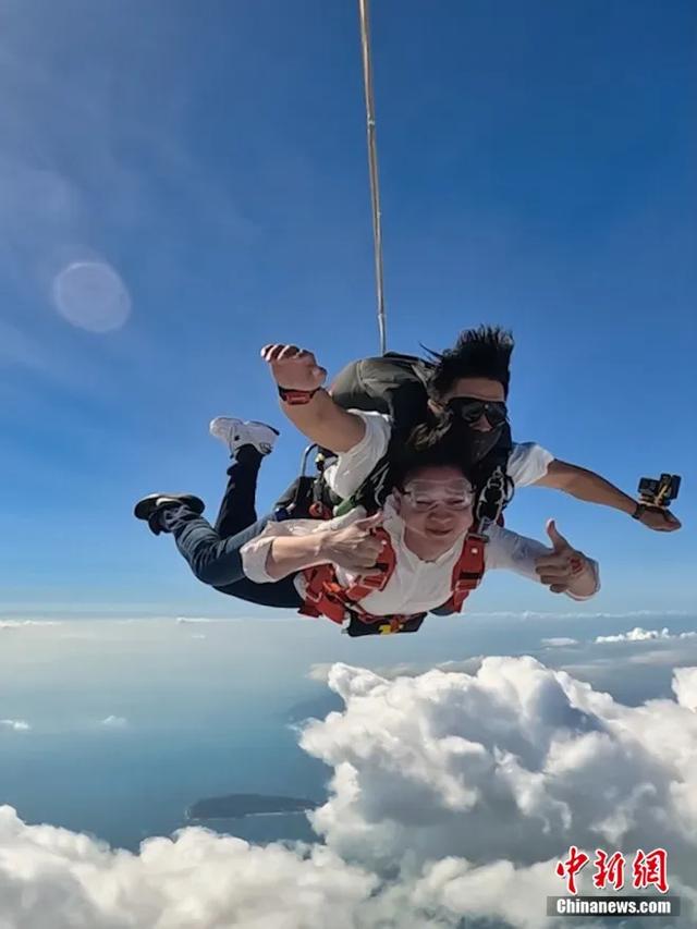 蔚蓝的天空中,与跳伞教练一跃而下,张开双臂,感受风的自由。三亚塔赫极限运动俱乐部有限公司 供图