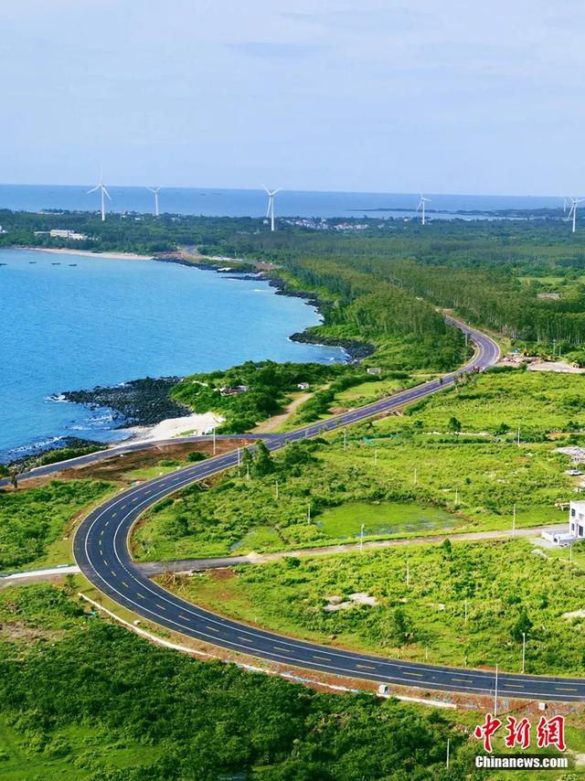 海南环岛旅游公路向海而建,沿线椰风海韵的海洋风光秀丽迷人。图为航拍海南环岛旅游公路儋州段。骆云飞 摄