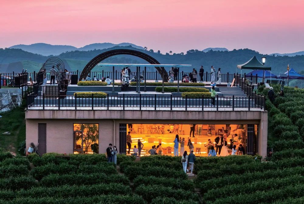 2024年5月2日,安吉溪龙乡白茶原观景平台及网红咖啡店的游客络绎不绝